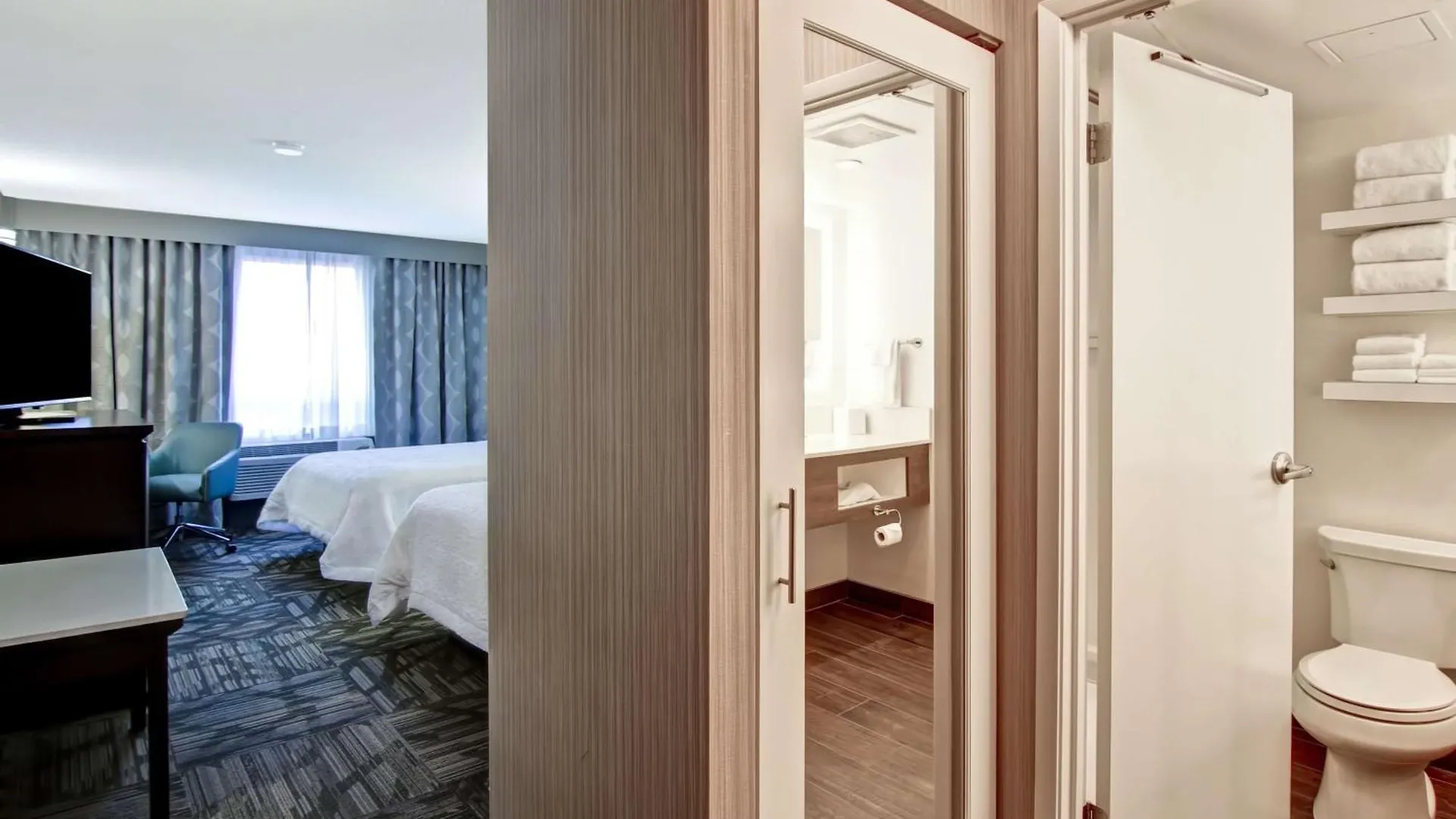 Hampton Inn & Suites By Hilton Calgary-Airport Hotel