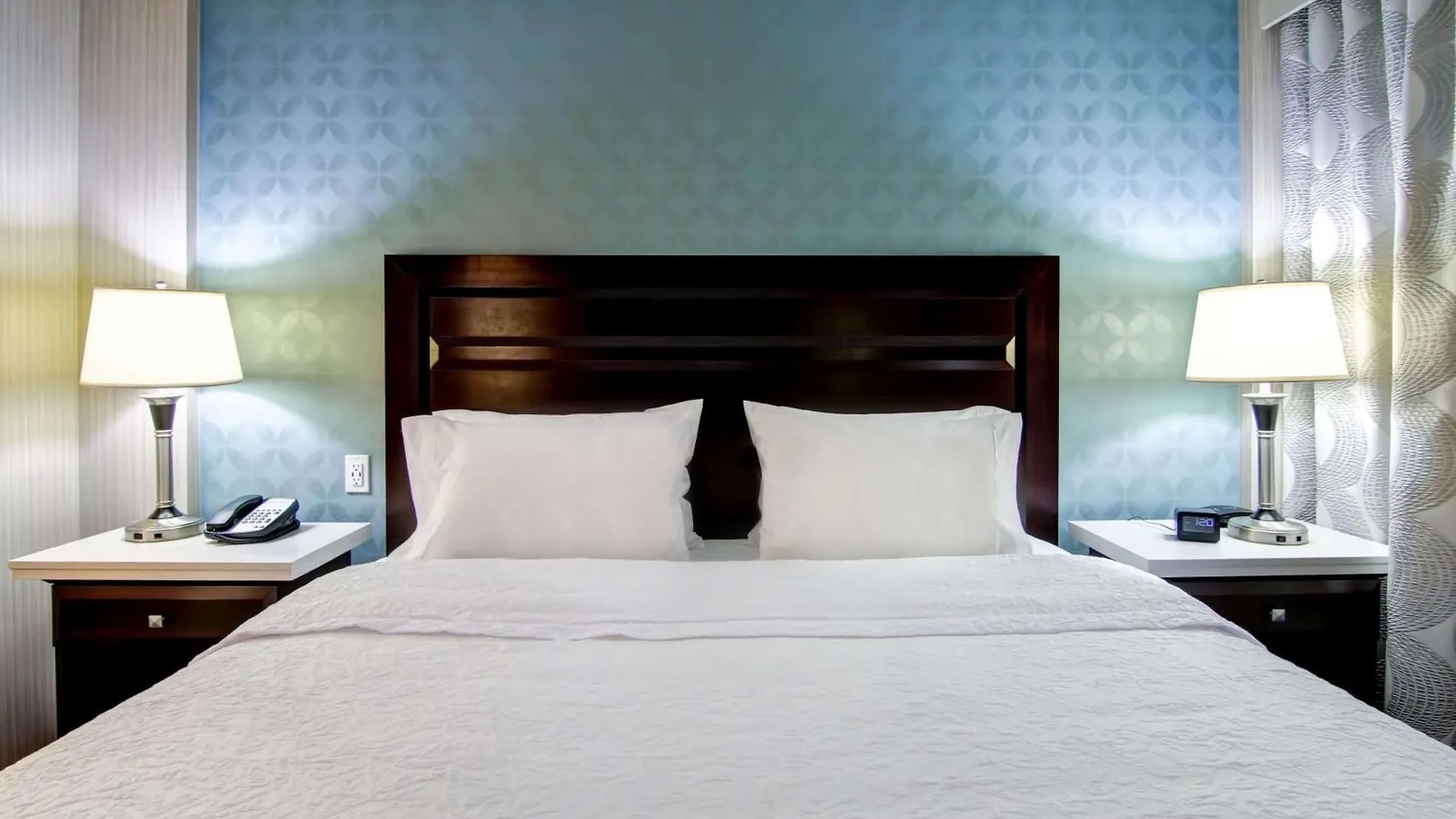 Hampton Inn & Suites By Hilton Calgary-Airport 3*, Calgary