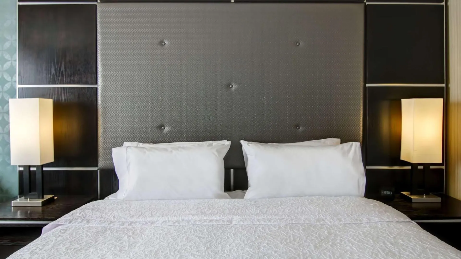 Hampton Inn & Suites By Hilton Calgary-Airport Hotel