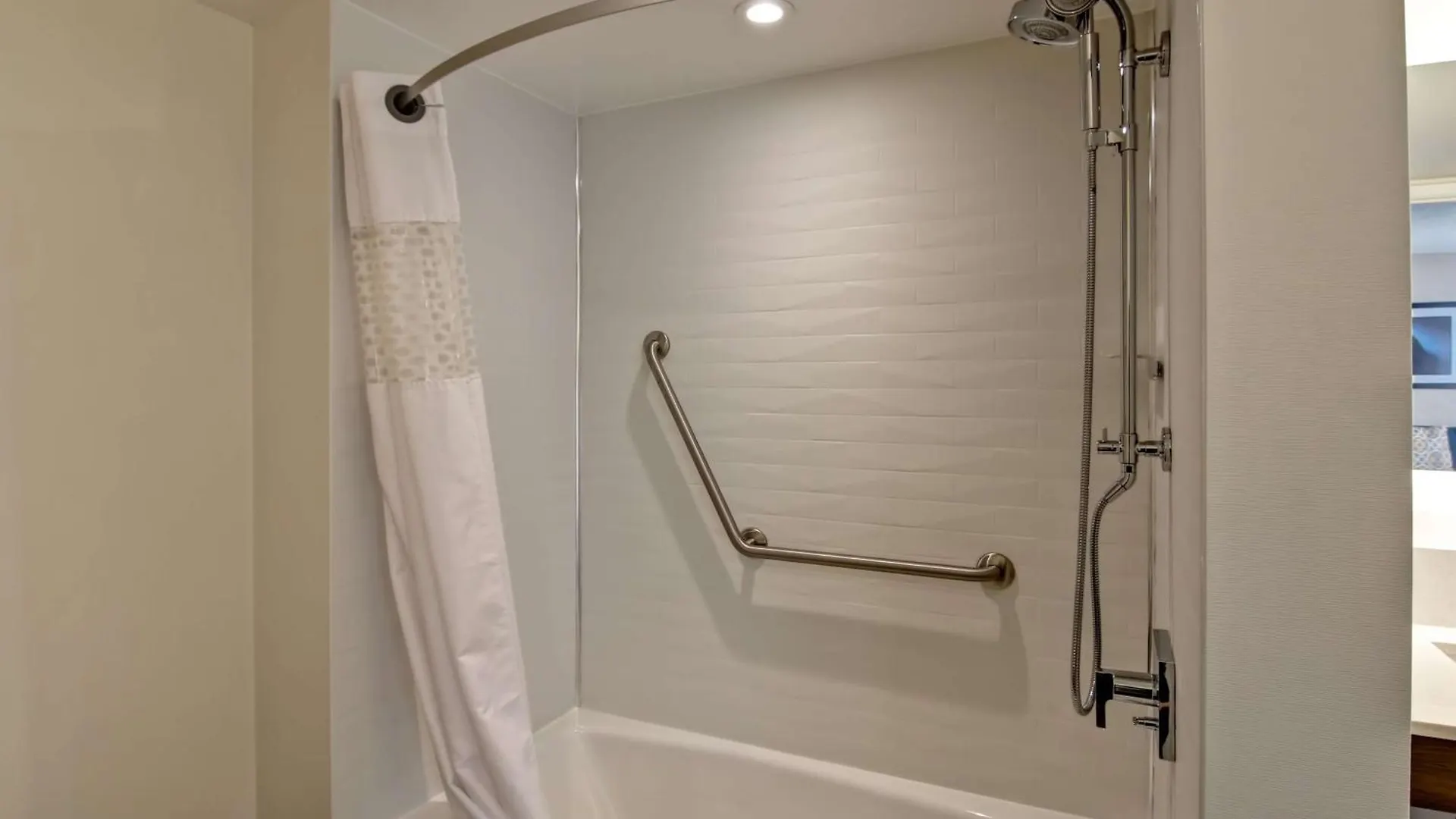 Hampton Inn & Suites By Hilton Calgary-Airport Hotel